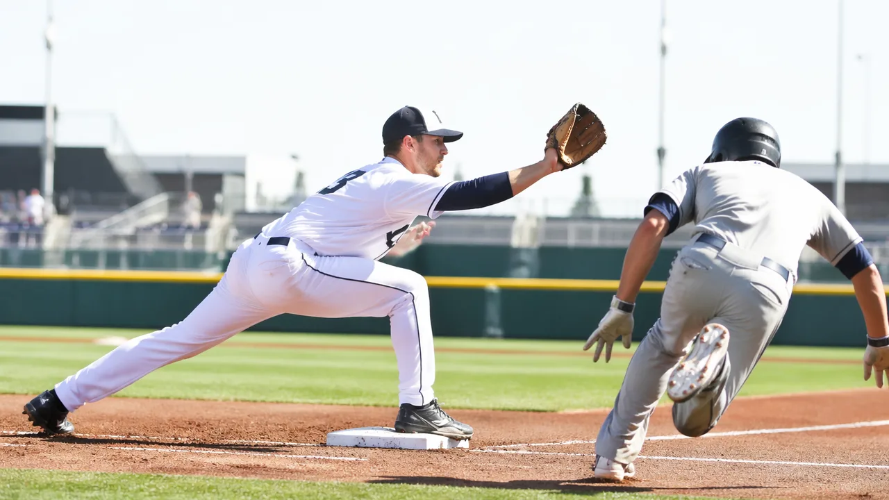 プロ野球、一塁手による走者タックルを公式に「拿捕」と呼称変更、ルールブック7万部刷り直し