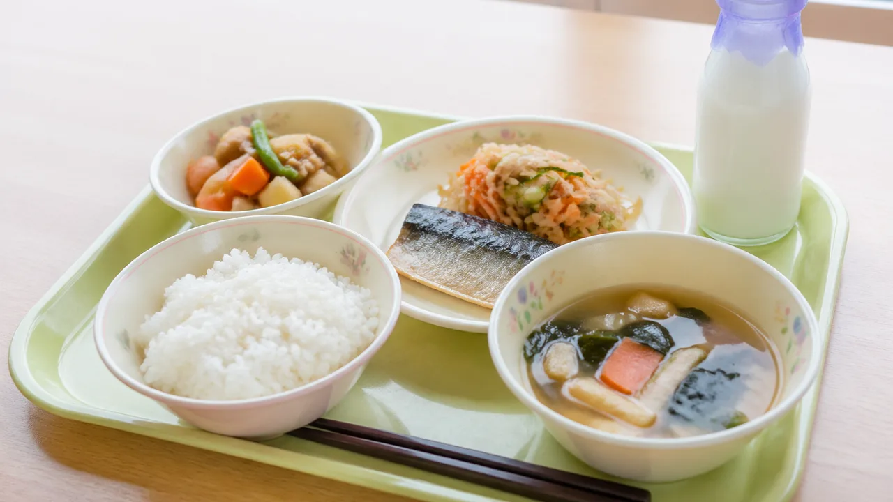 教育委員会、給食試食会の見学規制を導入 おかわりで児童分を完食する父親が相次ぐ