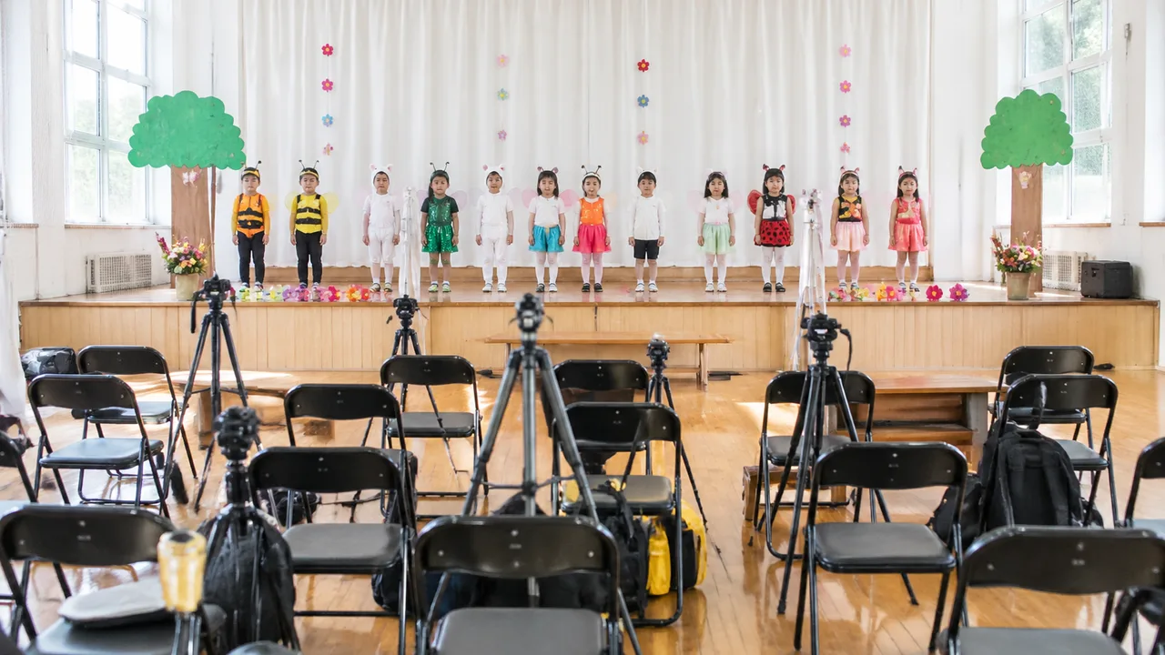 保育園連合、お遊戯会の品質低下の原因を調査し保護者席の最前列を占拠する三脚17本と判明